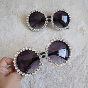 Black round sunglasses